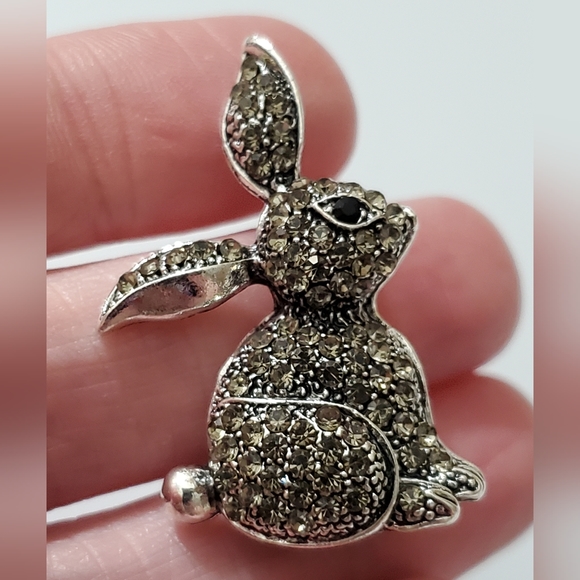 Bunny rabbit brooch Crystals sparkly gray smoky silver small pin Easter spring - Picture 4 of 8